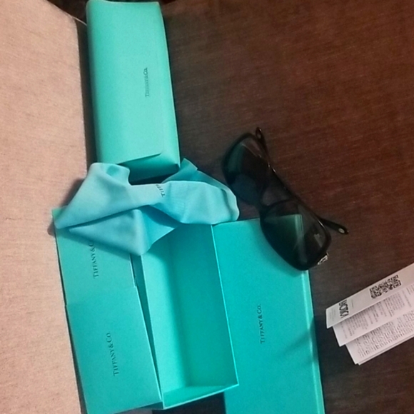 Tiffany & Co Sunglasses SKU:TF4043B8015/3B 56 16 135 3N - Picture 3 of 8